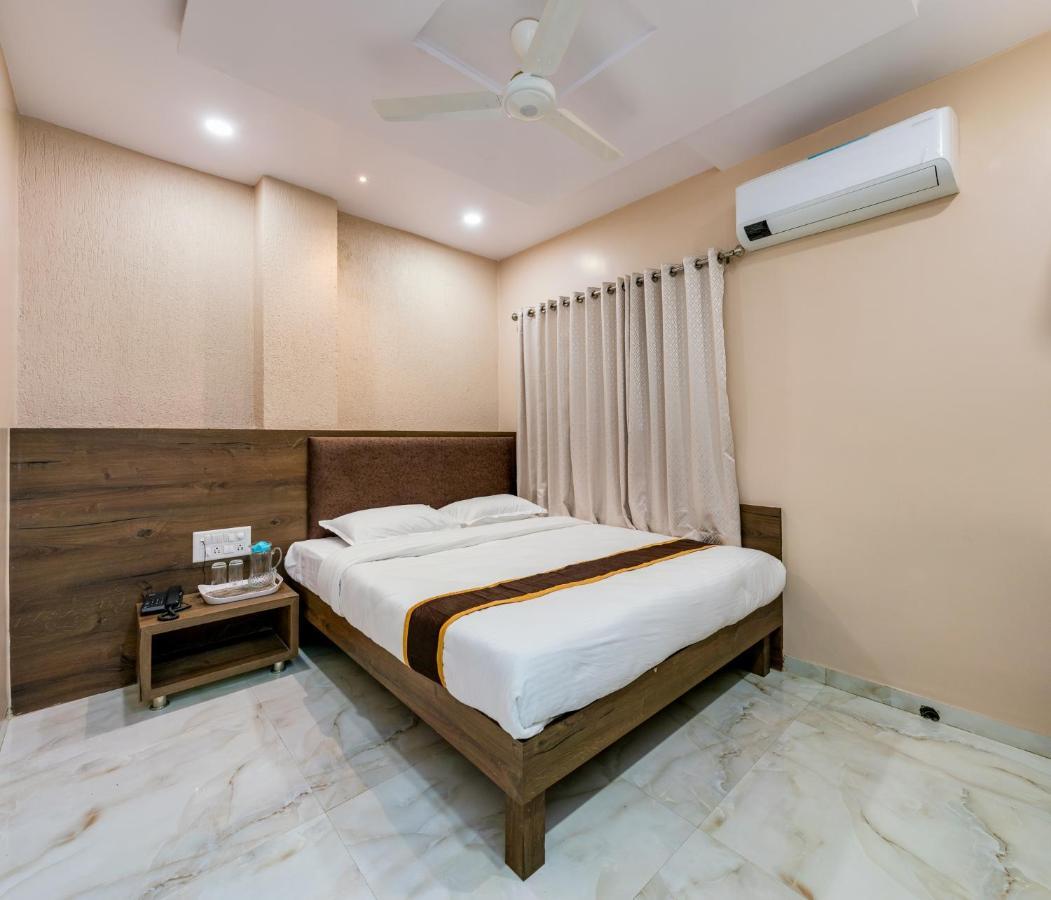 Hotel Aatithya Satkar Near Mahalaxmi Temple 콜라푸르 외부 사진