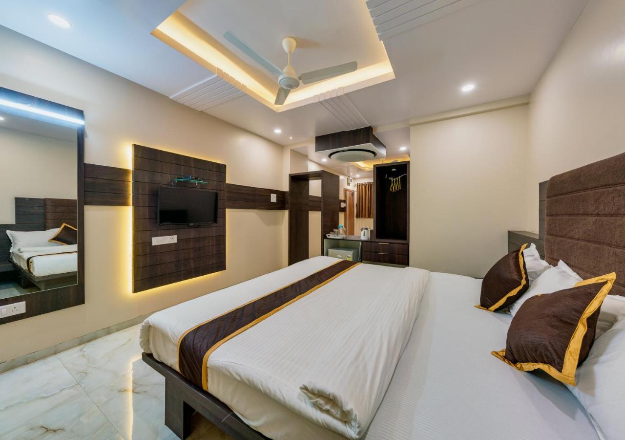 Hotel Aatithya Satkar Near Mahalaxmi Temple 콜라푸르 외부 사진