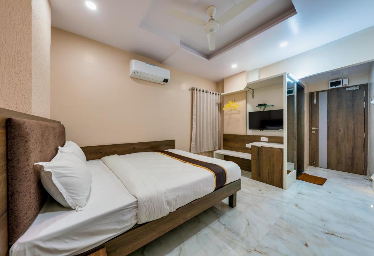 Hotel Aatithya Satkar Near Mahalaxmi Temple 콜라푸르 외부 사진